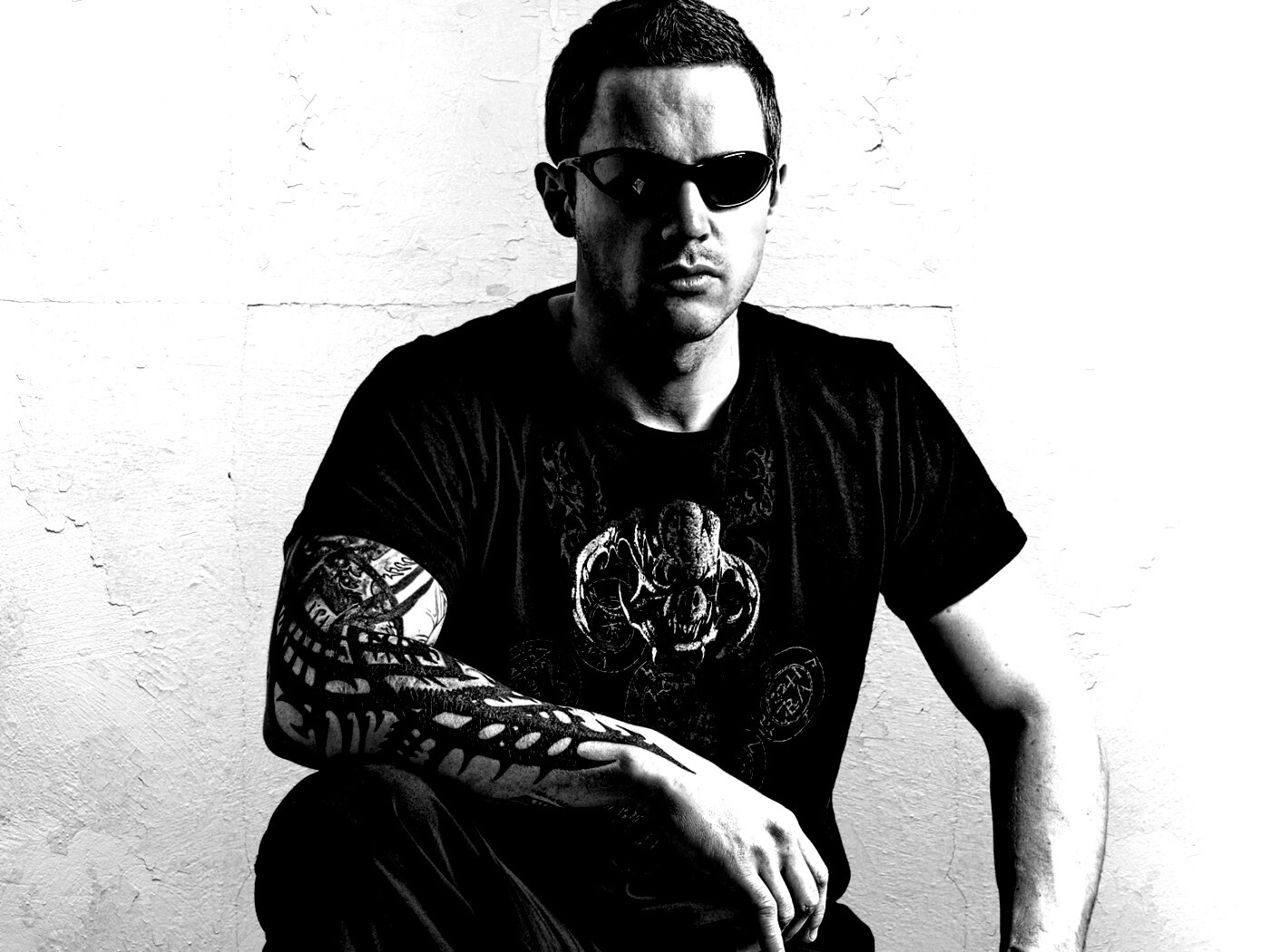 Парень с татуировкой обои