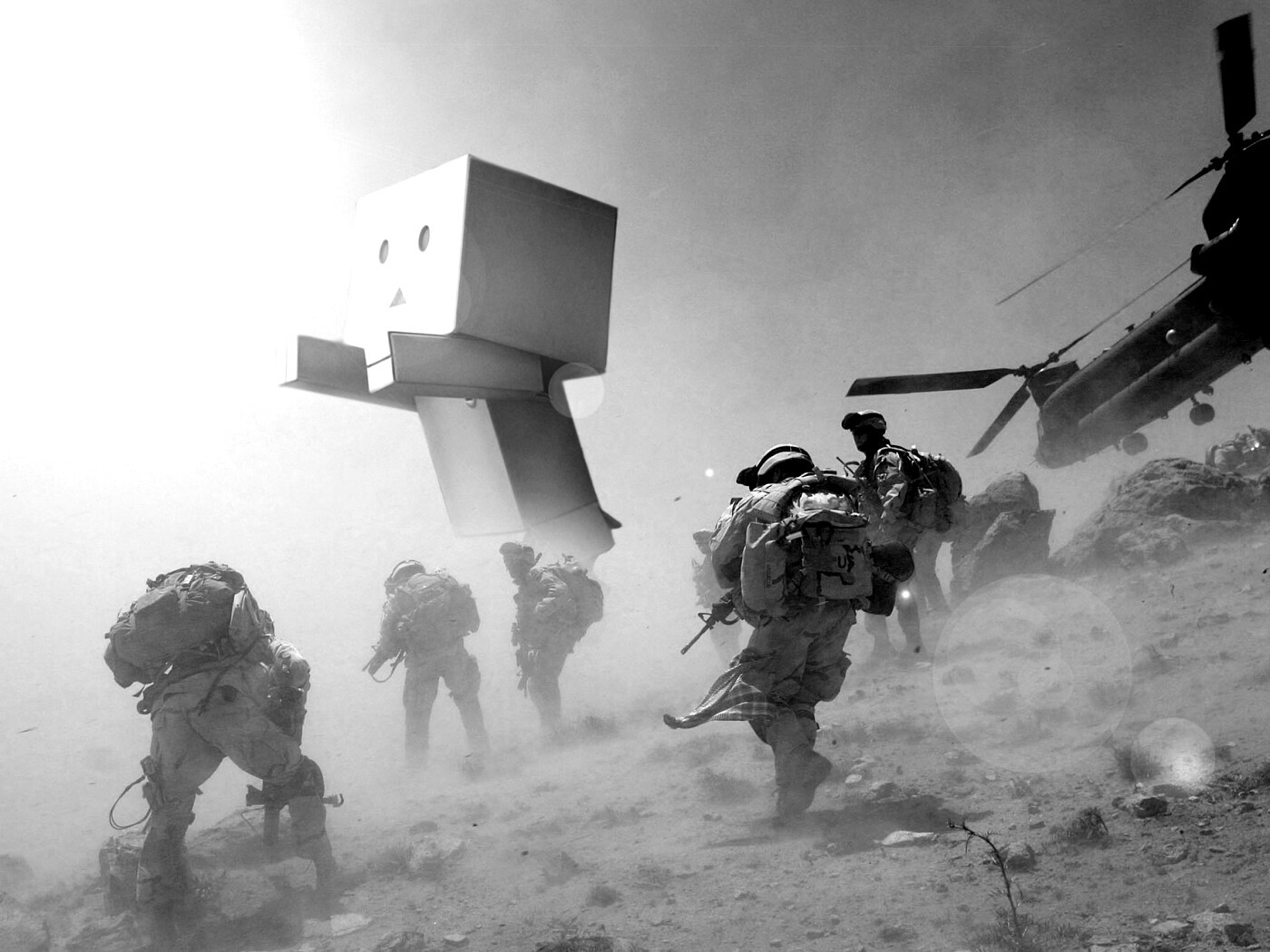 Картонный человек среди солдат обои