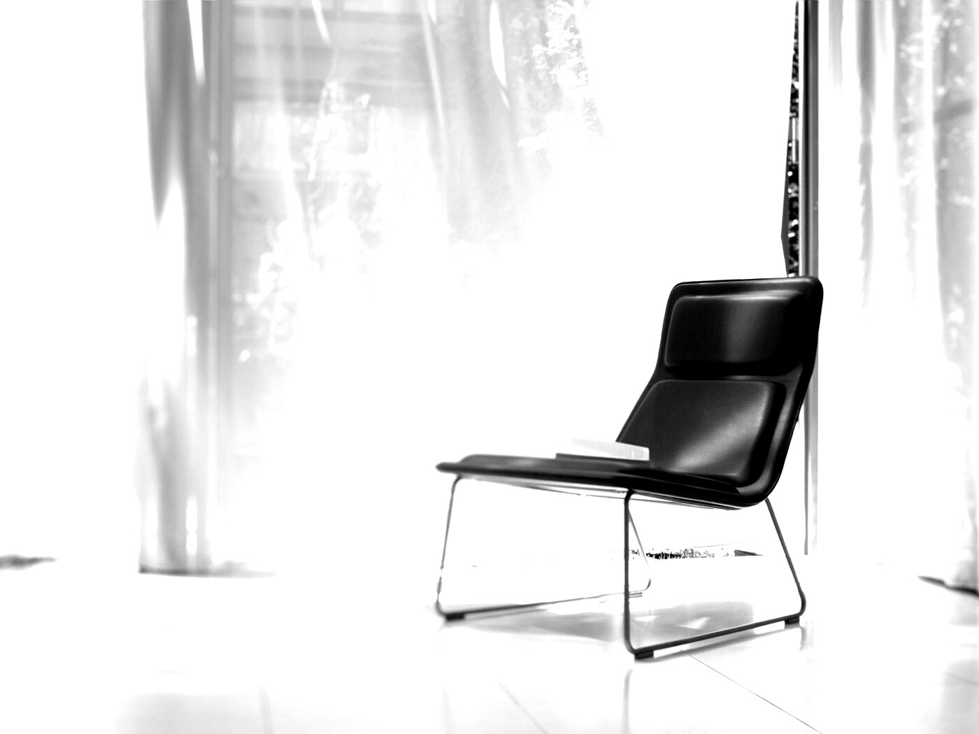 Стул перед занавеской обои