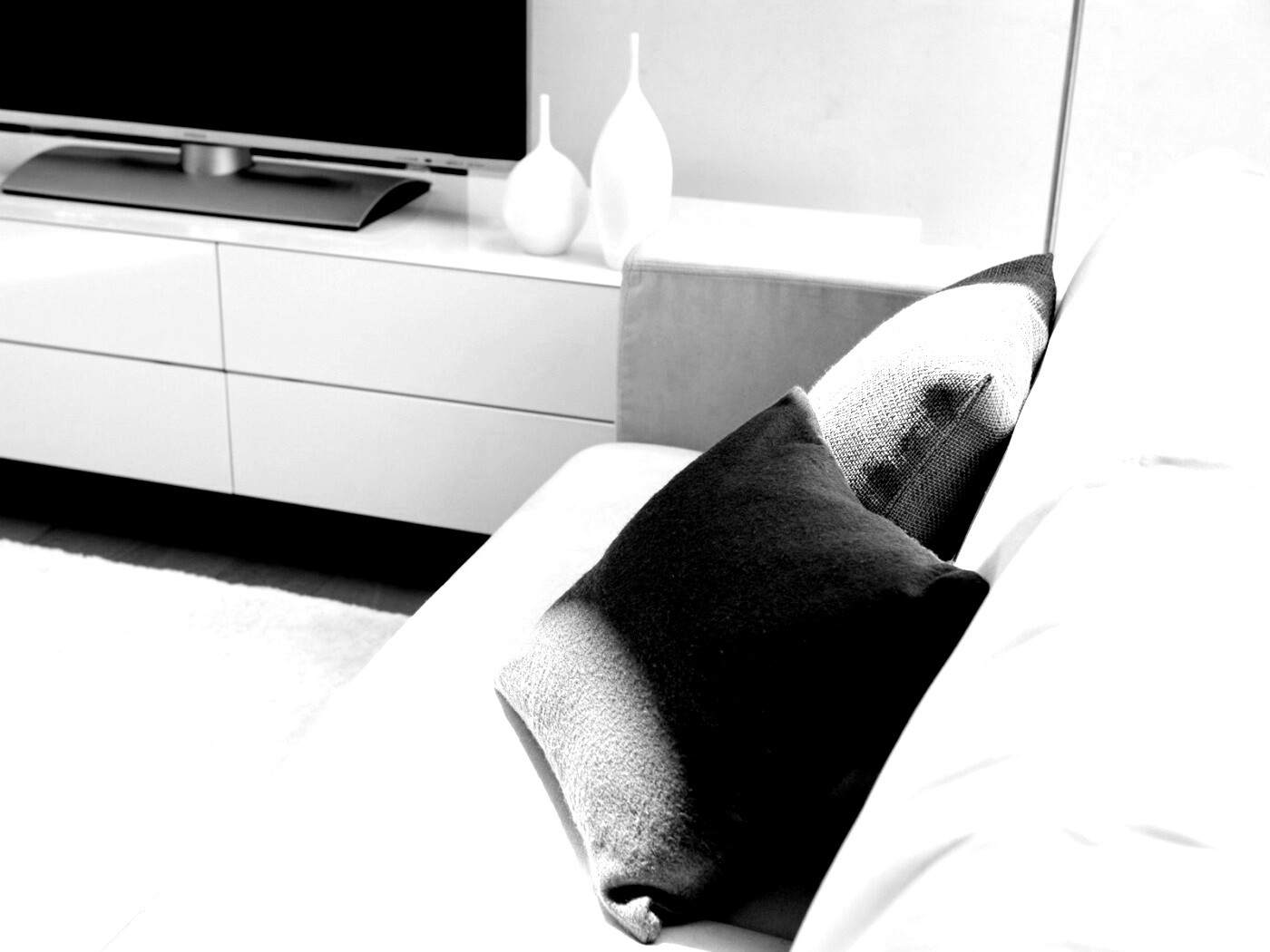 Подушки на диване обои