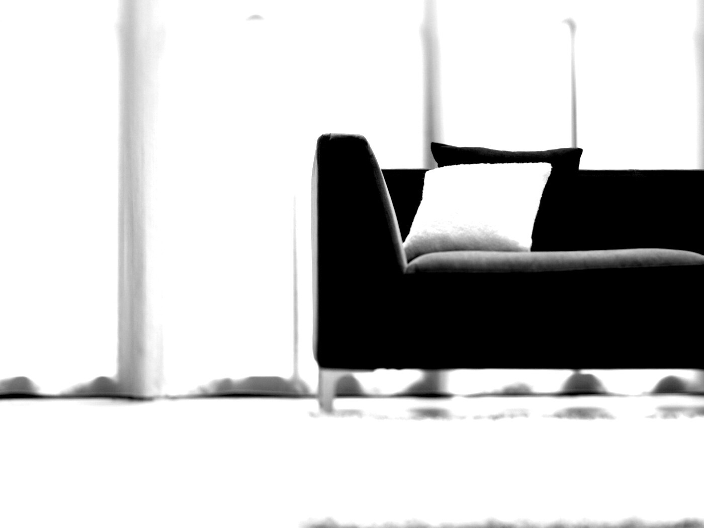 Диван с черной и белой подушками обои