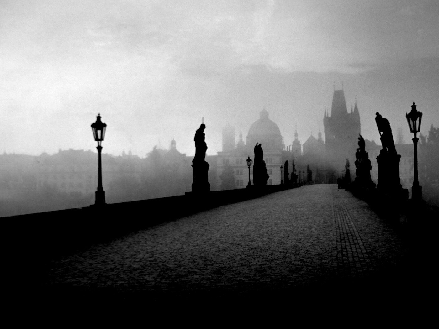 Мост с скульптурами обои