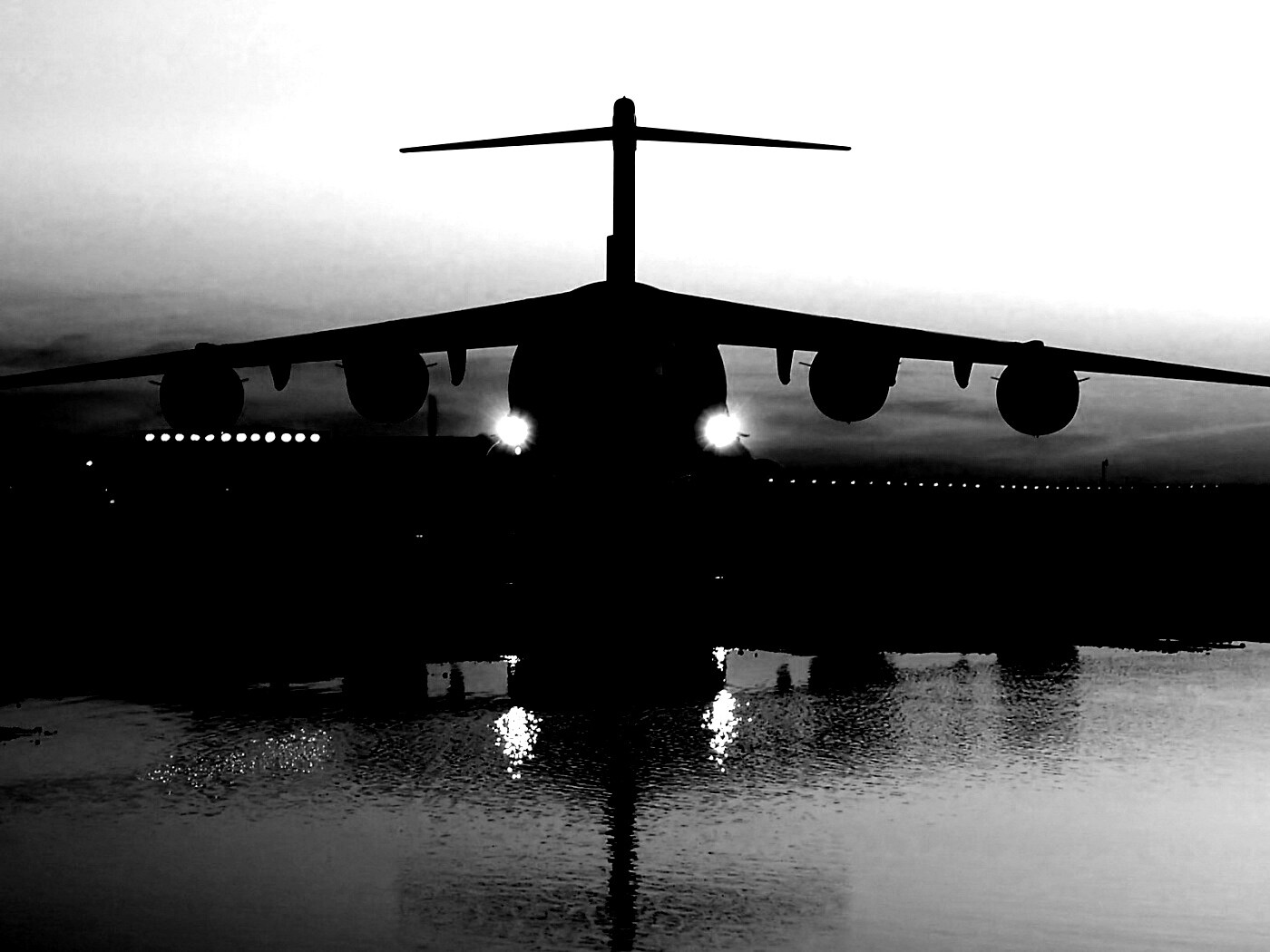 Самолет на взлетной полосе обои