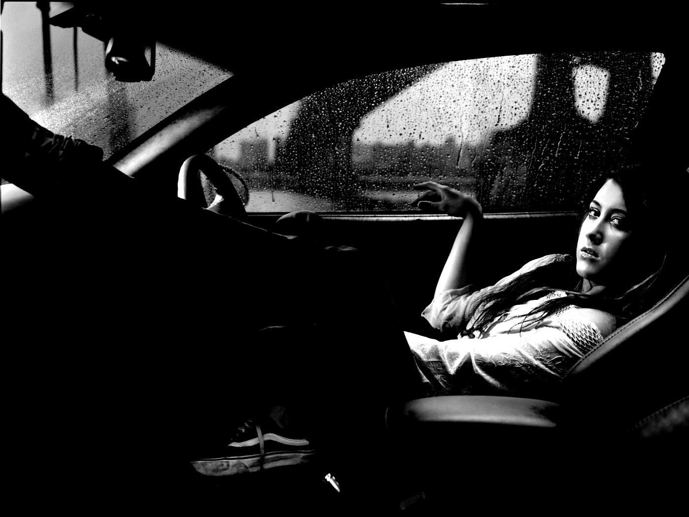 Девушка в автомобиле обои