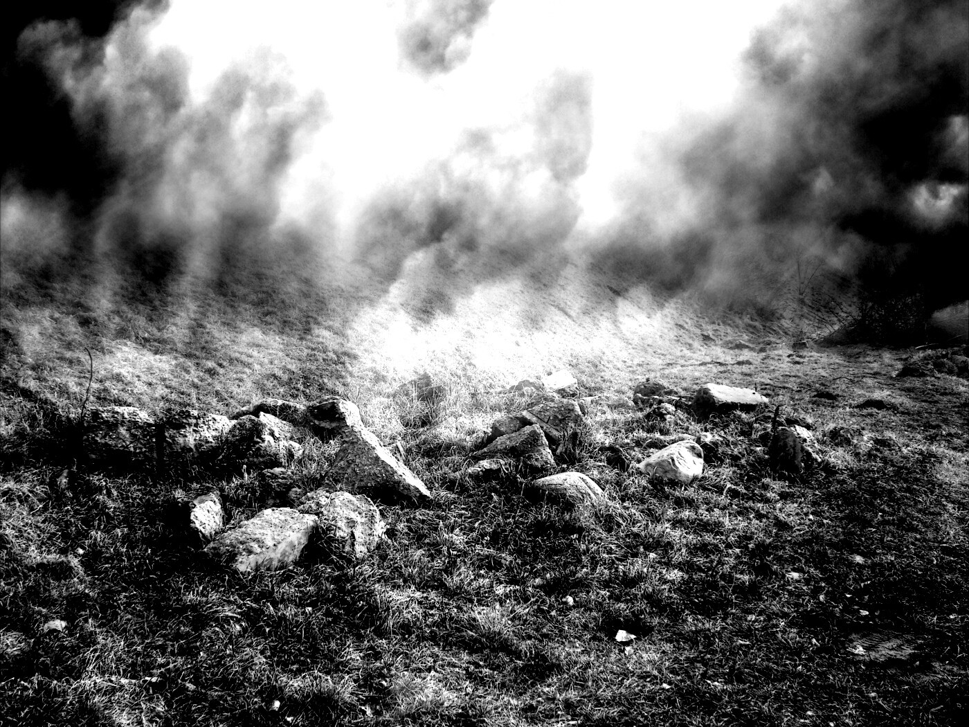 Камни под туманом обои