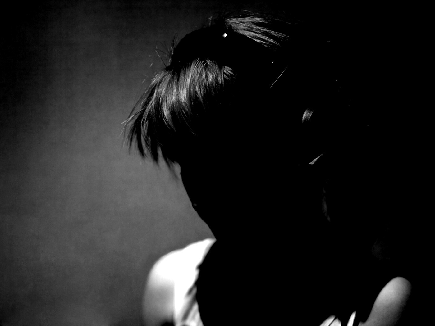 Рыжая в наушниках обои