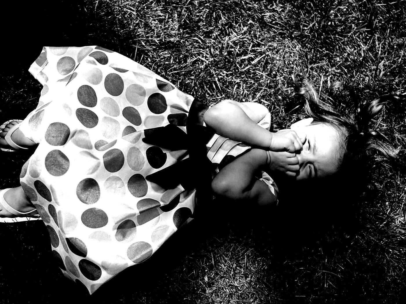 Девочка на траве обои