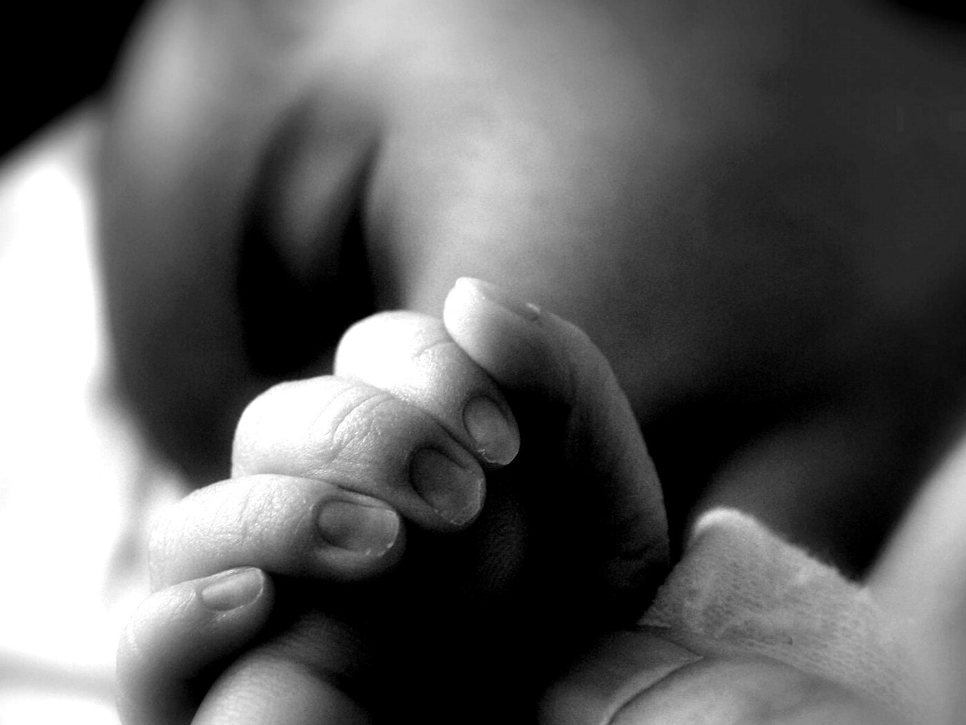 Младенец держит палец обои