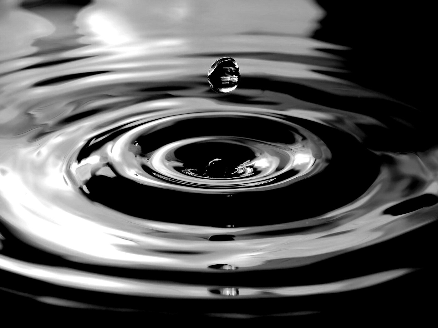 Капля падает в воду обои