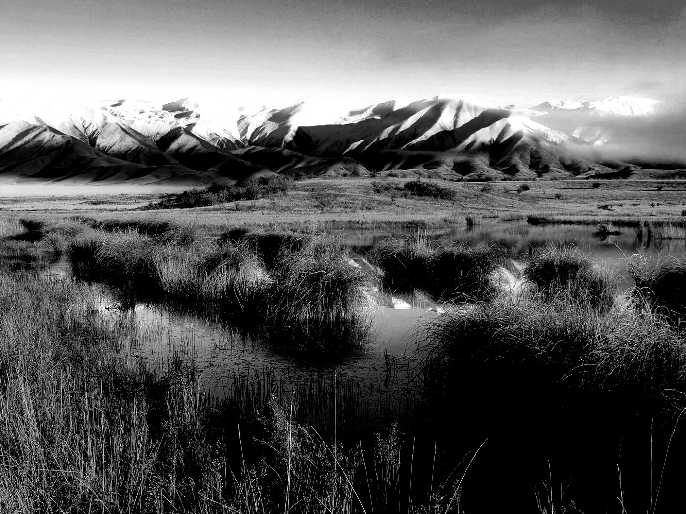 Болото и снежные горы обои