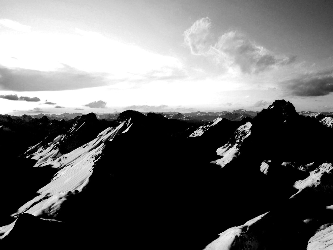 Залитые солнцем горы обои