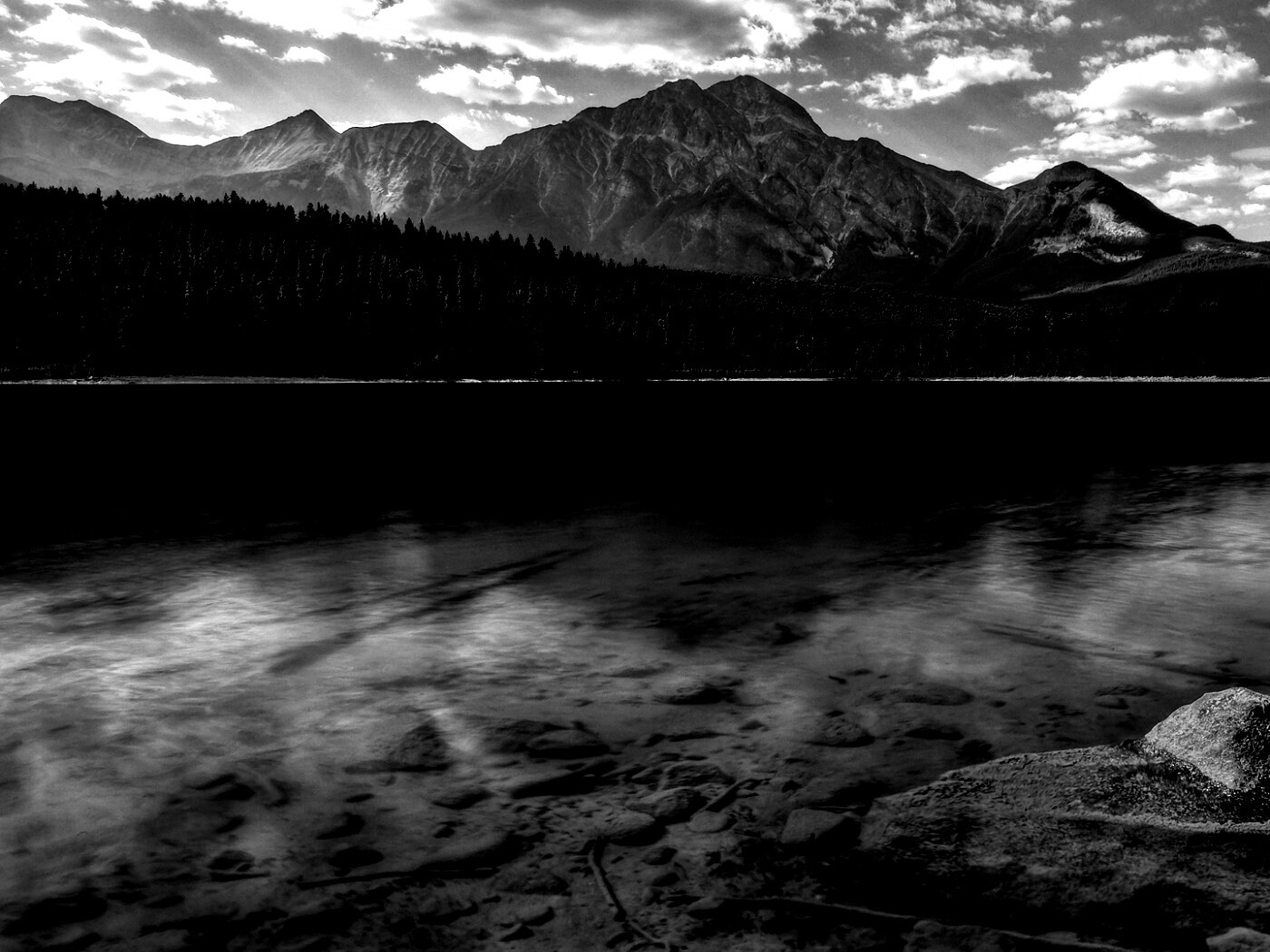 Зеленое озеро обои