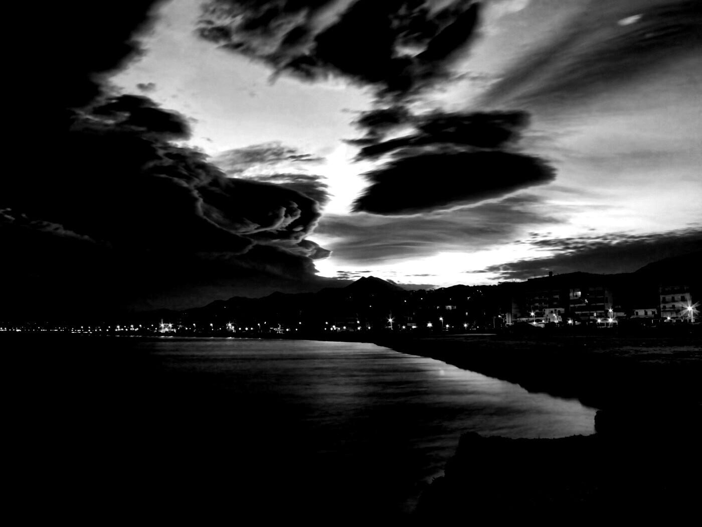 Красивый закат над городом у моря обои