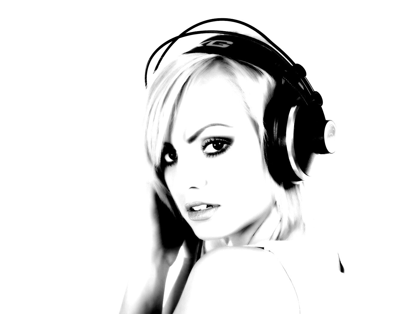 Девушка в наушниках обои