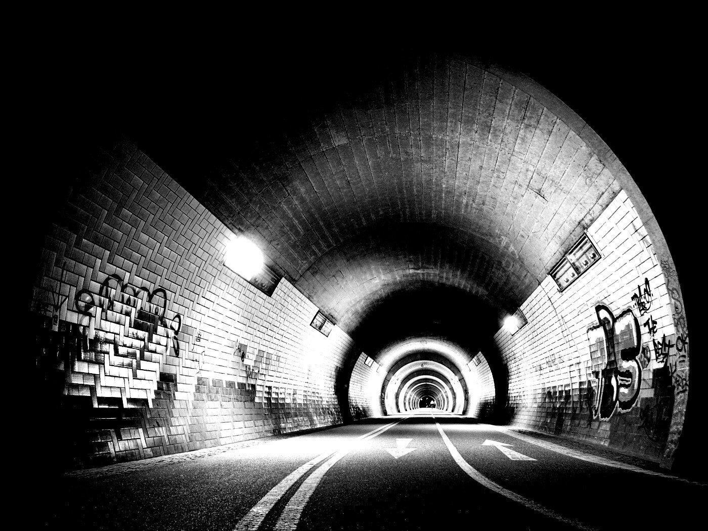 Тоннель и граффити на стенах обои