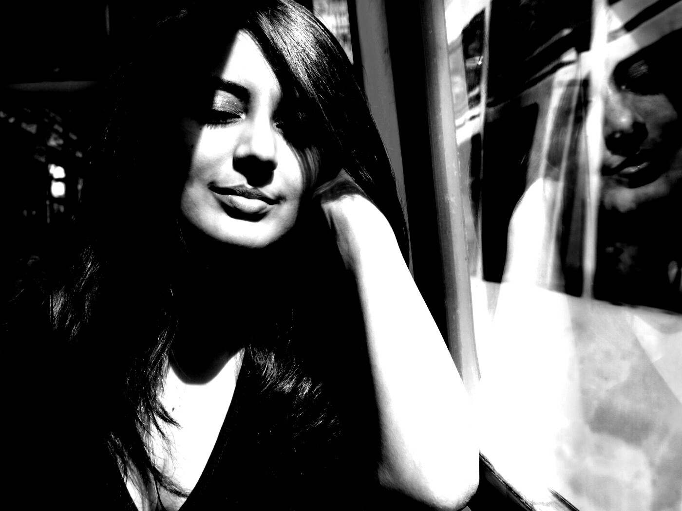 Девушка с закрытыми глазами в электричке обои