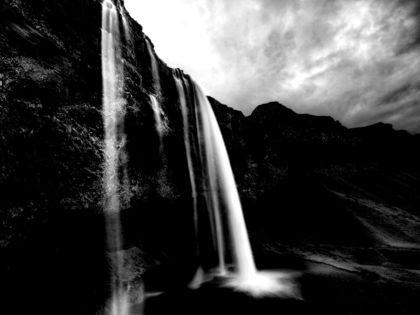 Нарисованный водопад обои