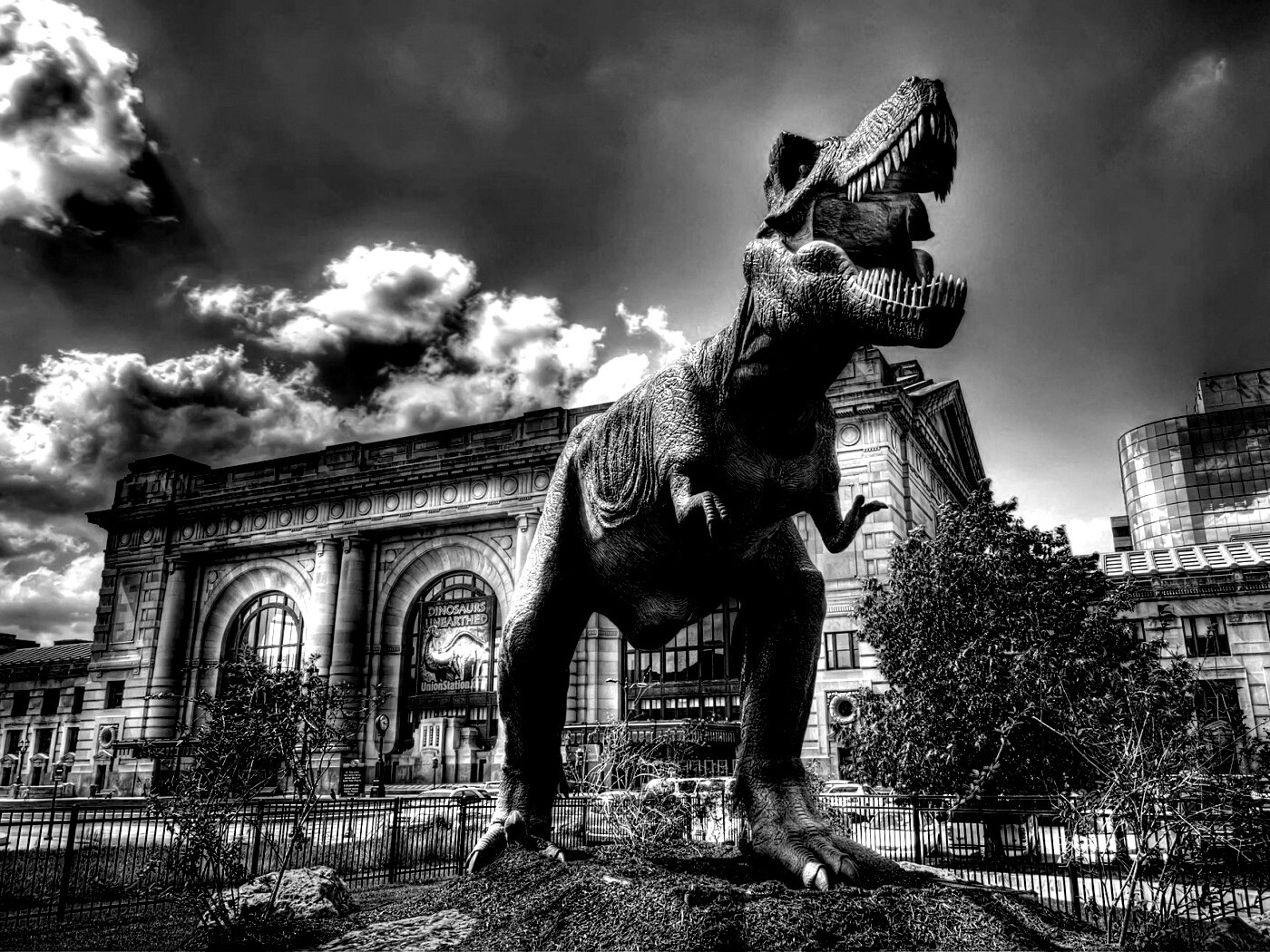 Скульптура динозавра рядом с музеем рептилий обои