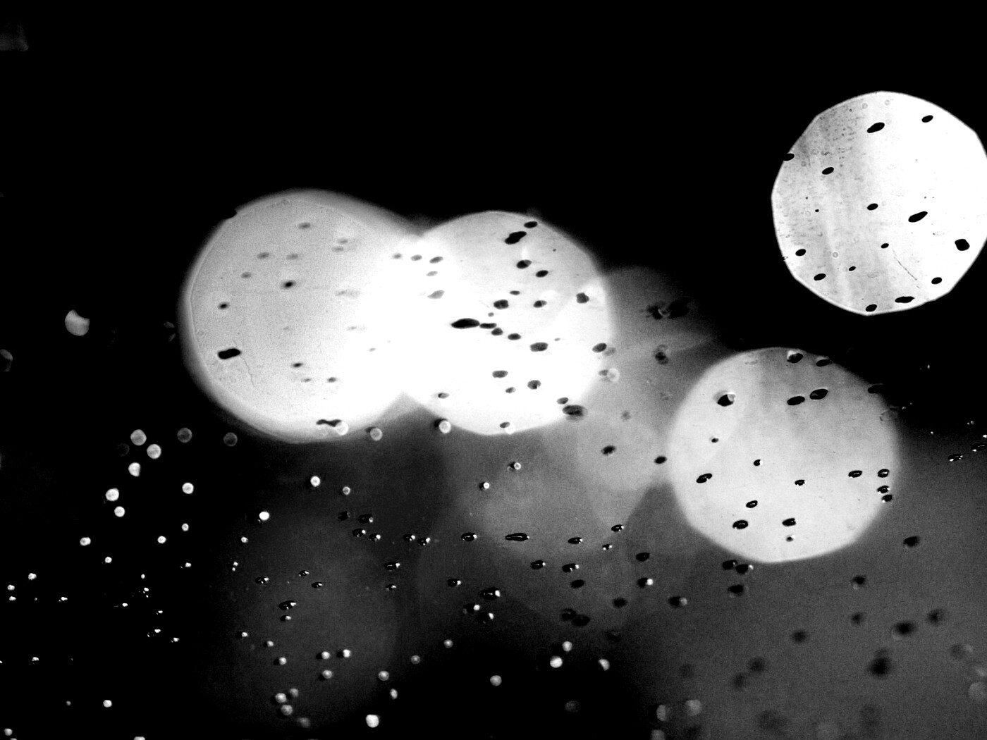 Огни, стекло и капли обои