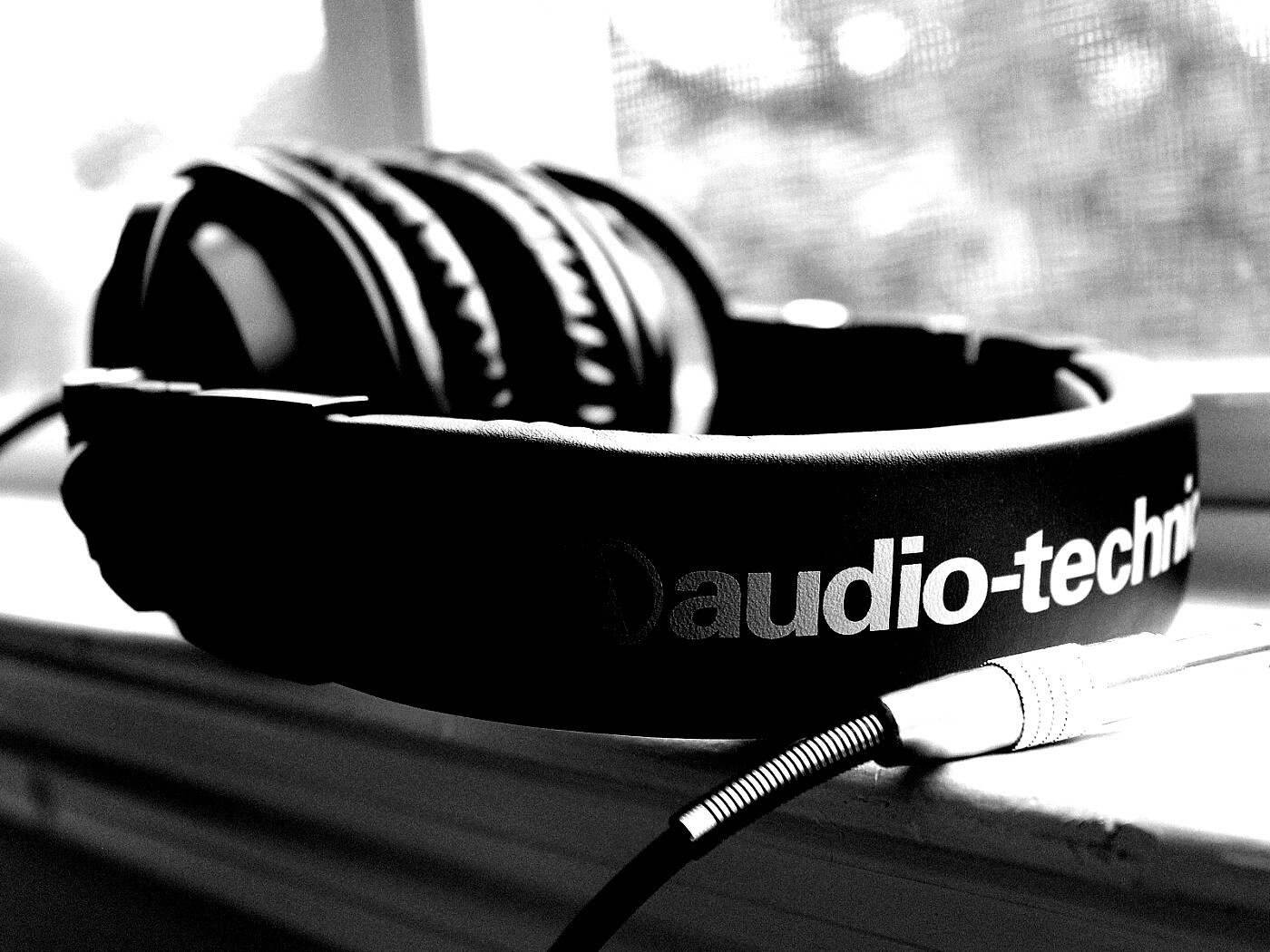 Наушники на подоконнике обои