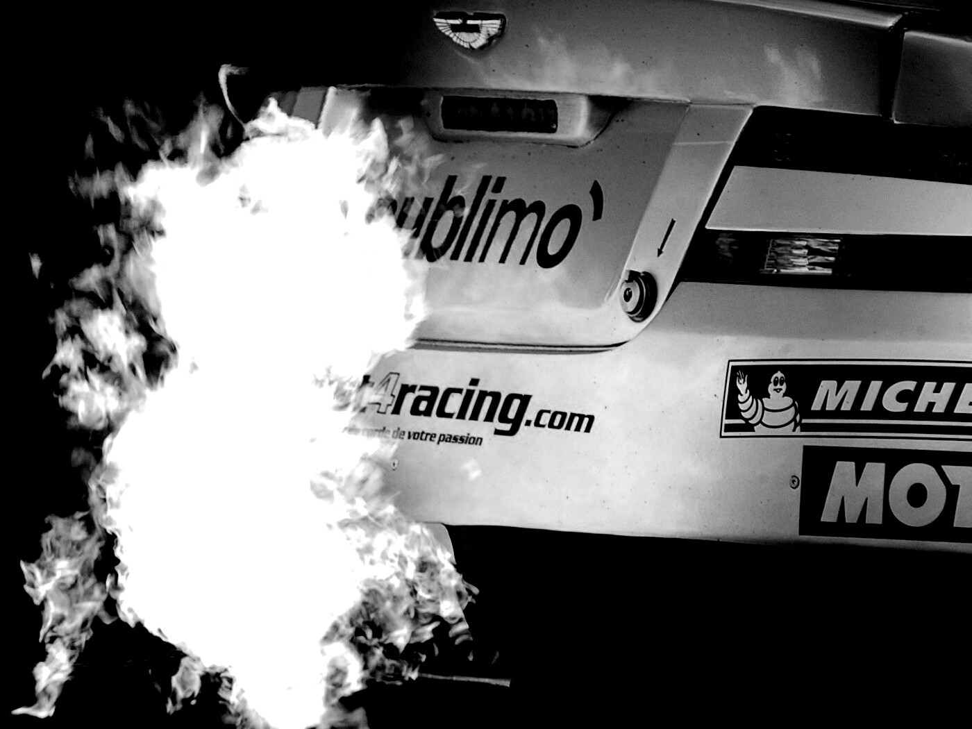 Огонь из выхлопной трубы гоночного Aston Martin обои