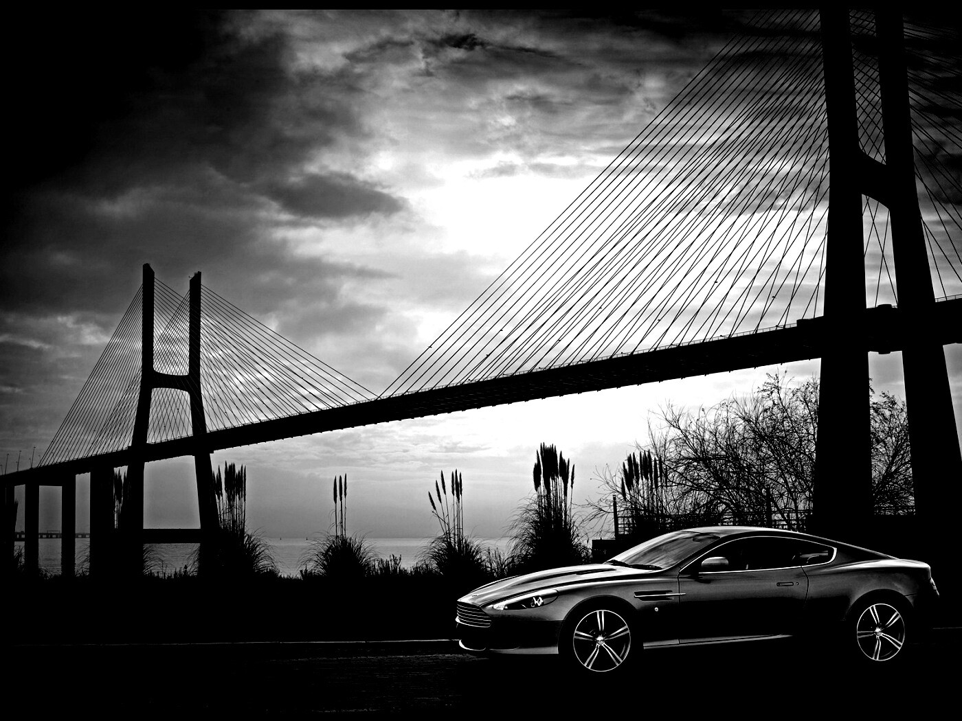 Aston Martin на фоне моста обои