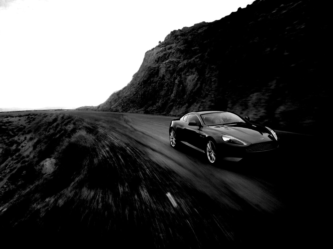 Aston Martin в горах обои