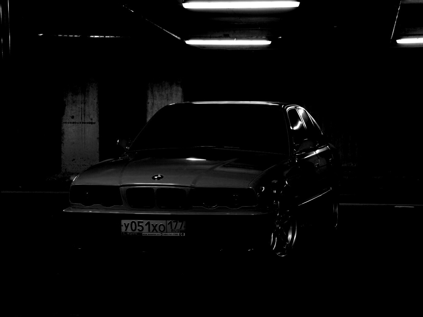 BMW M5 на стоянке обои