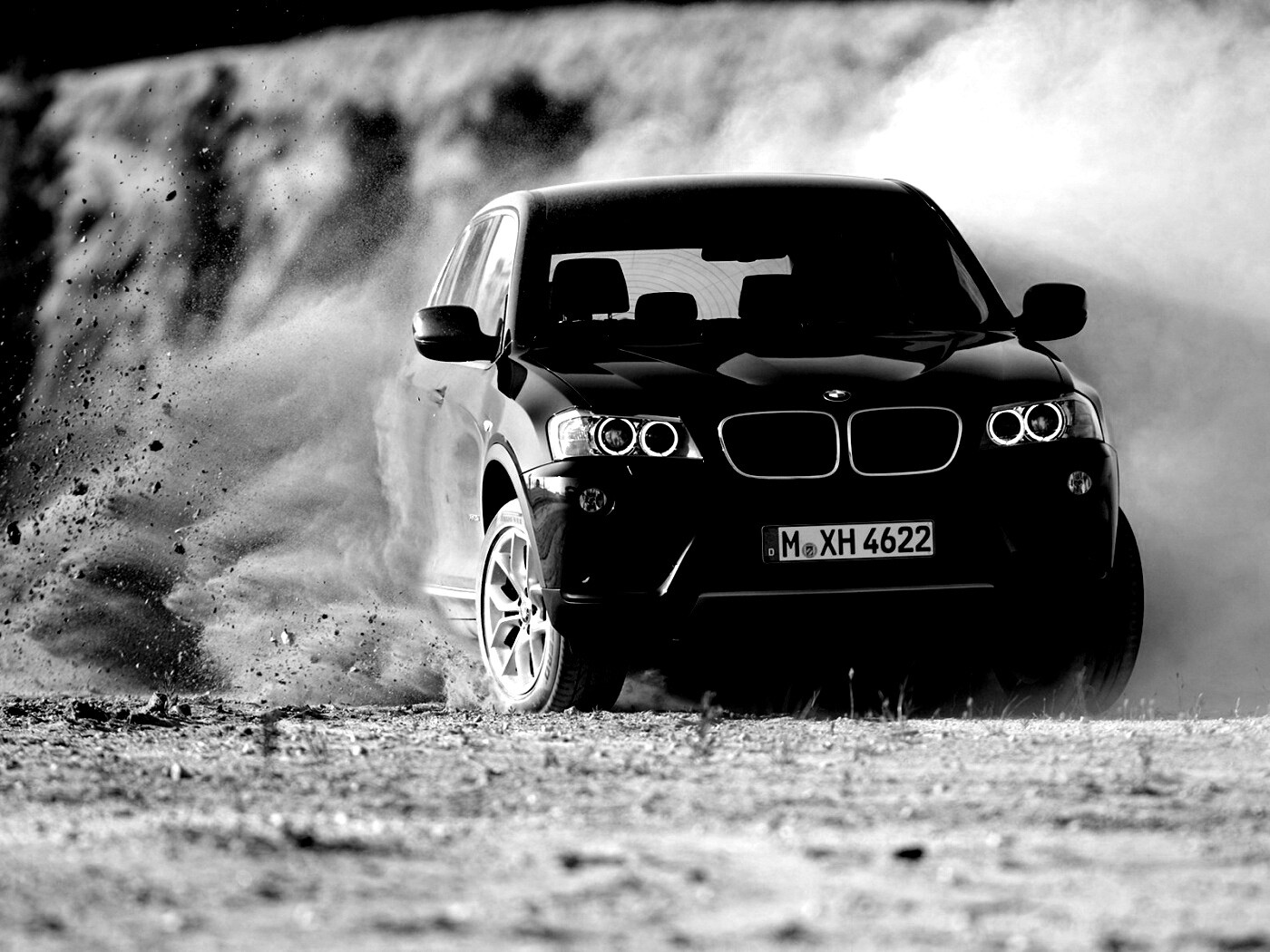 Кроссовер BMW в заносе обои