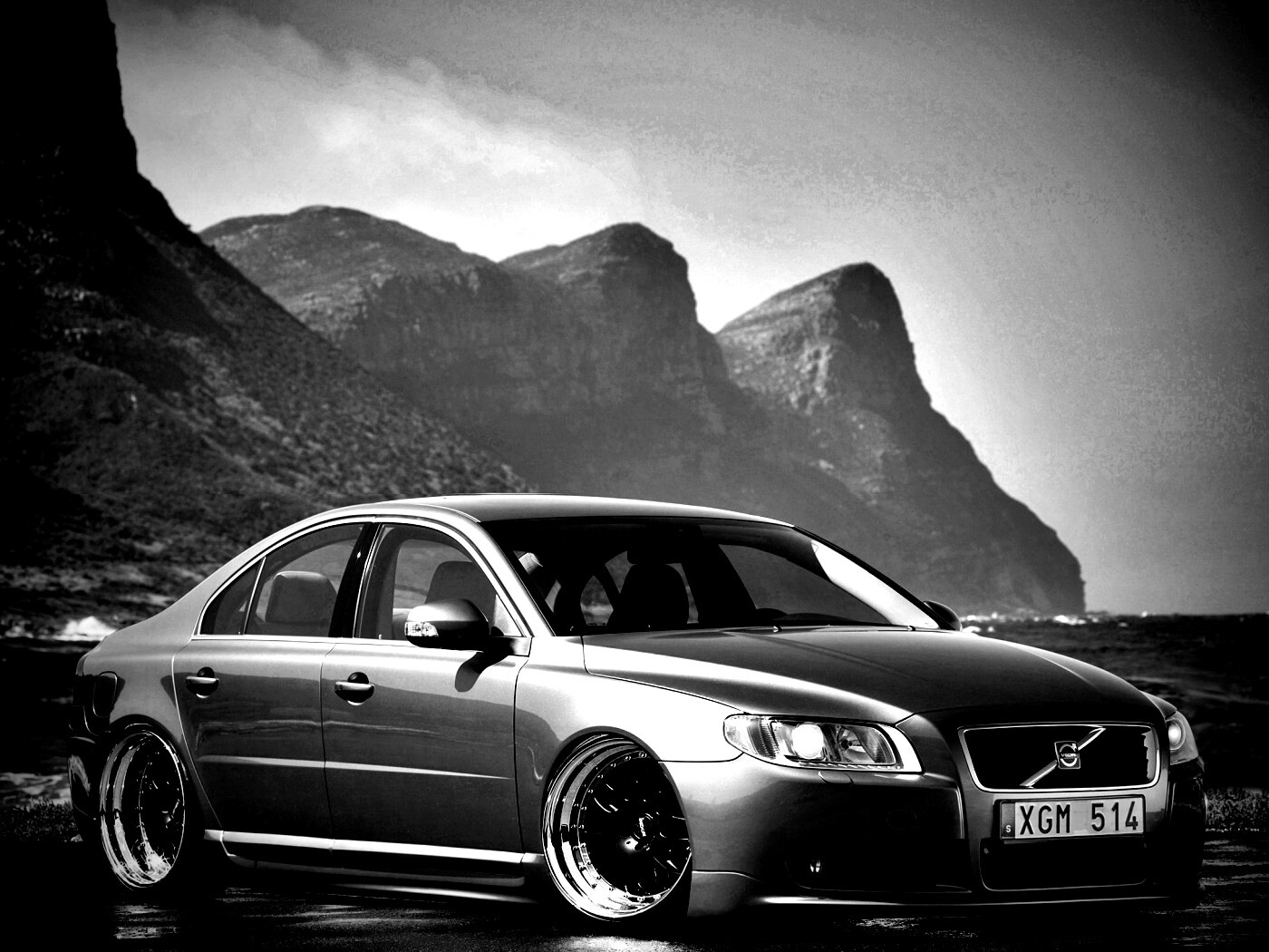 Вольво на берегу обои
