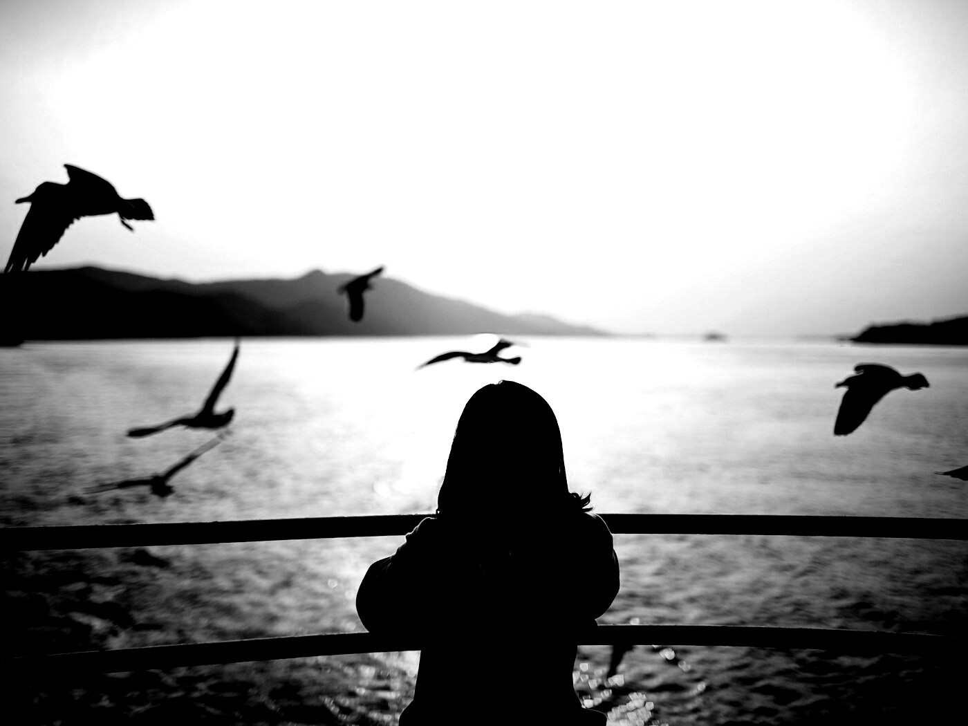 Девочка глядит на озеро обои