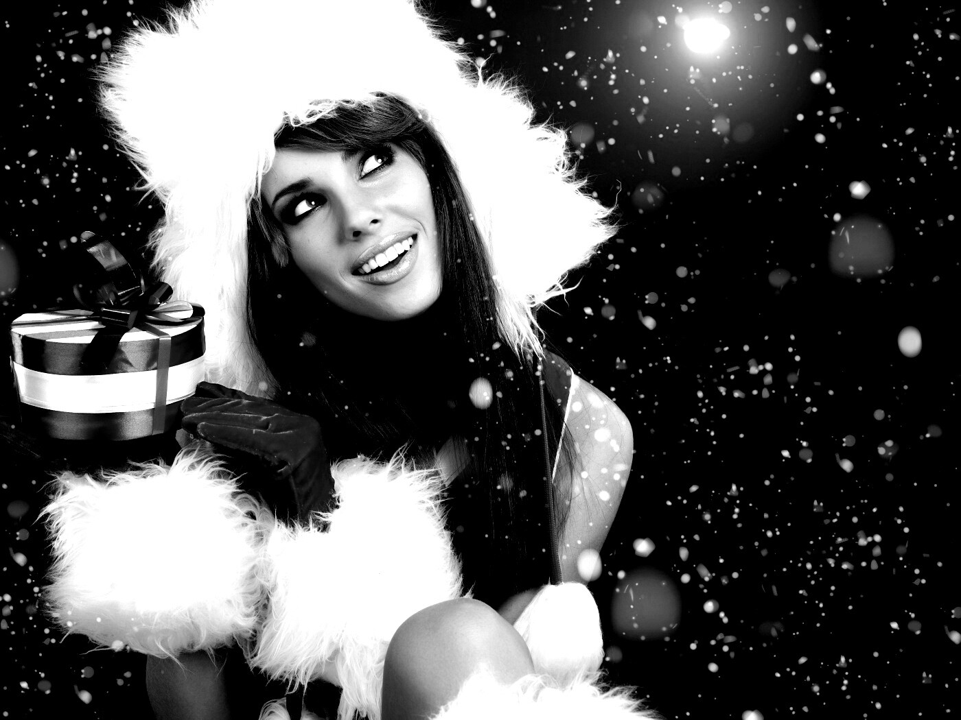 Девушка с новогодним подарком обои