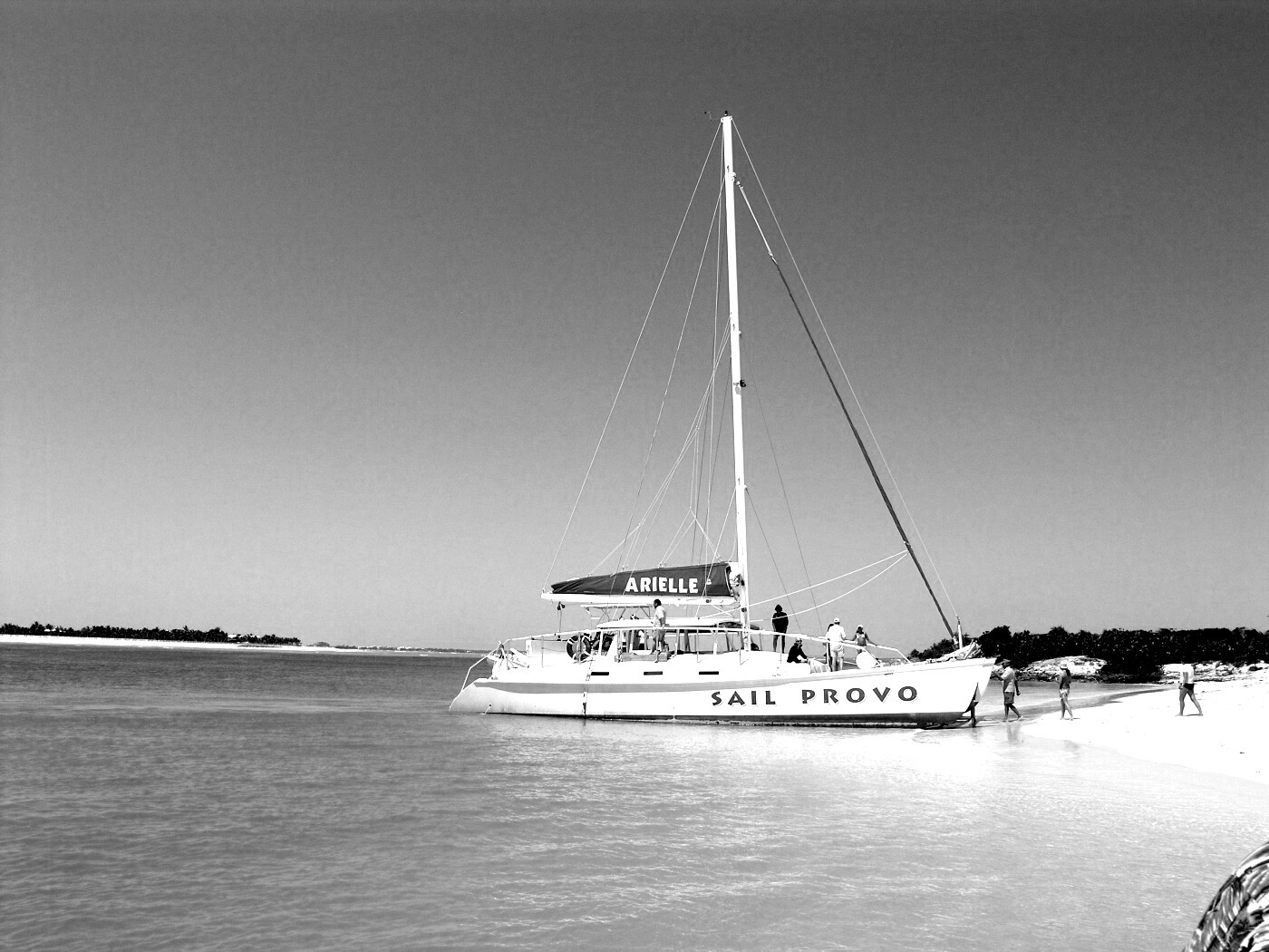 Яхта в голубой лагуне обои