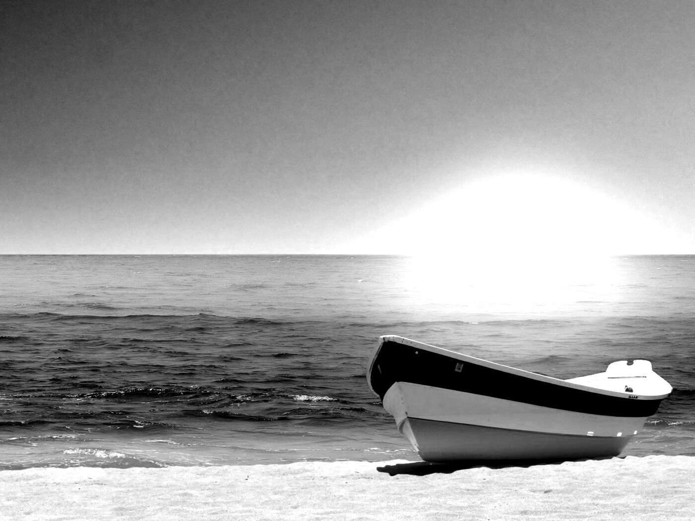 Лодка на пляже обои