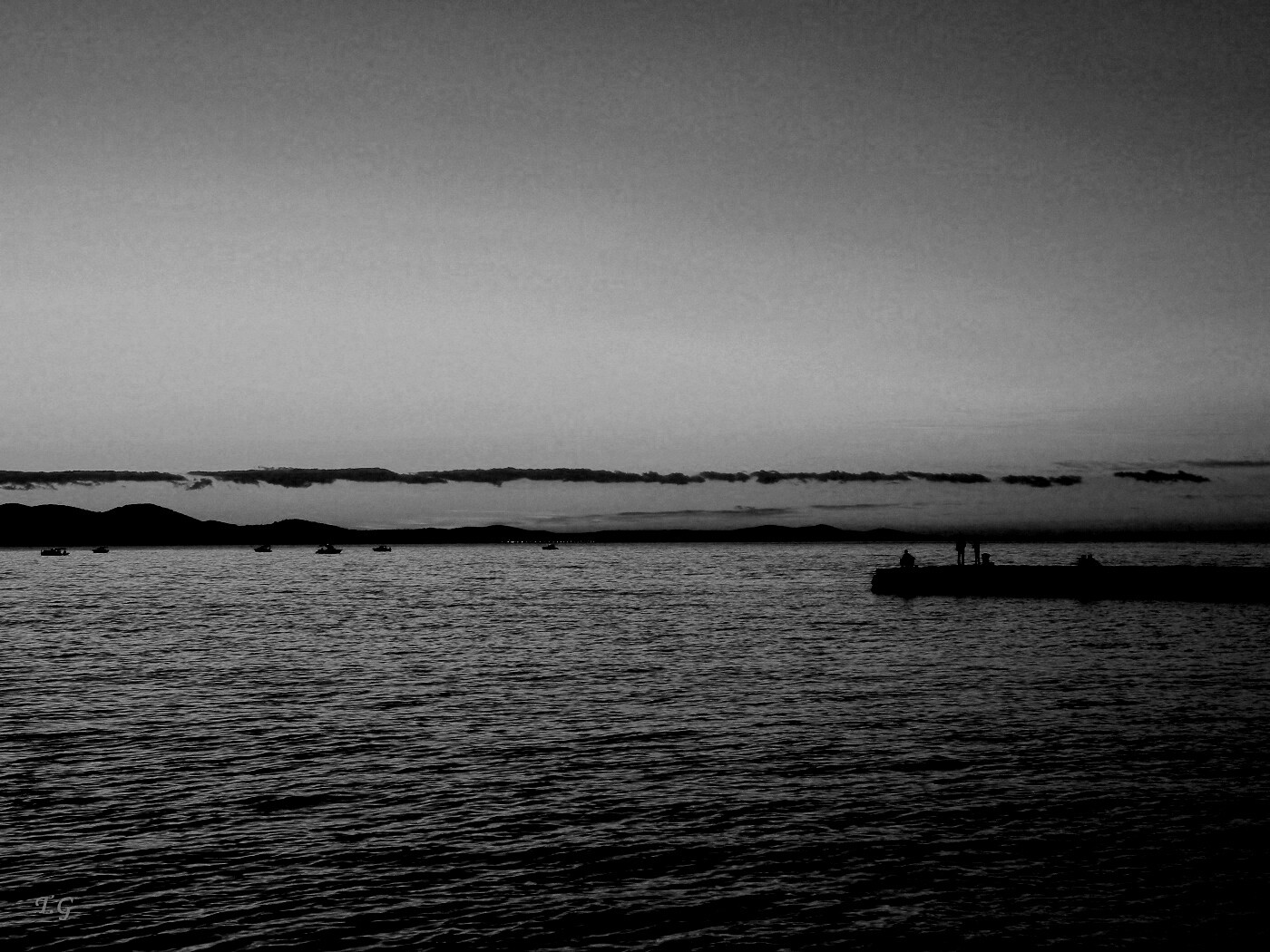 Одинокая пристань на озере обои