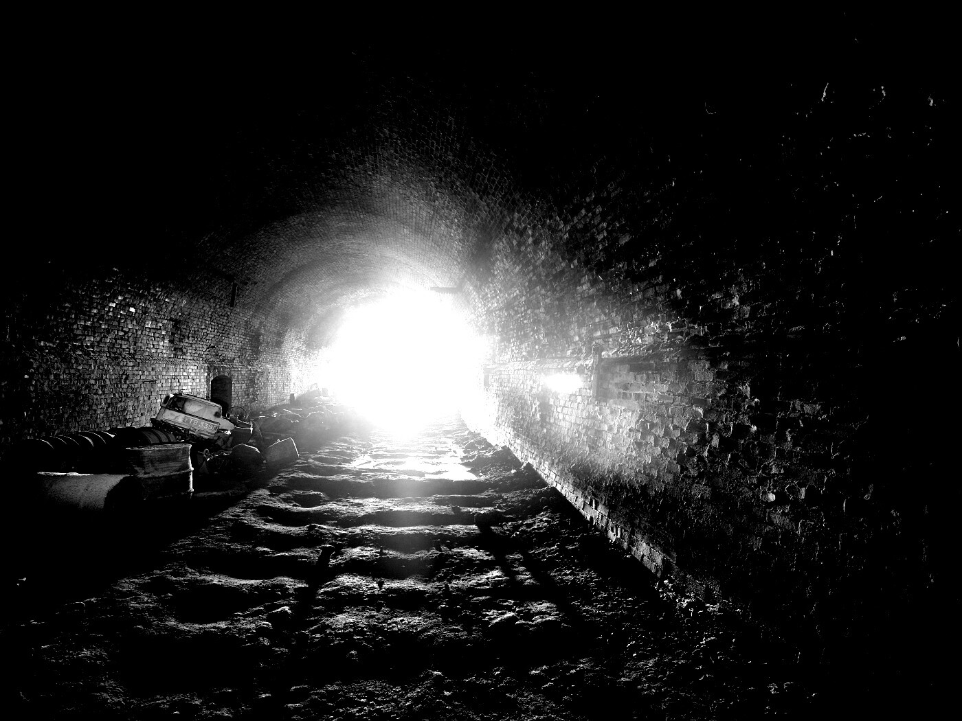 Захламленный тоннель обои