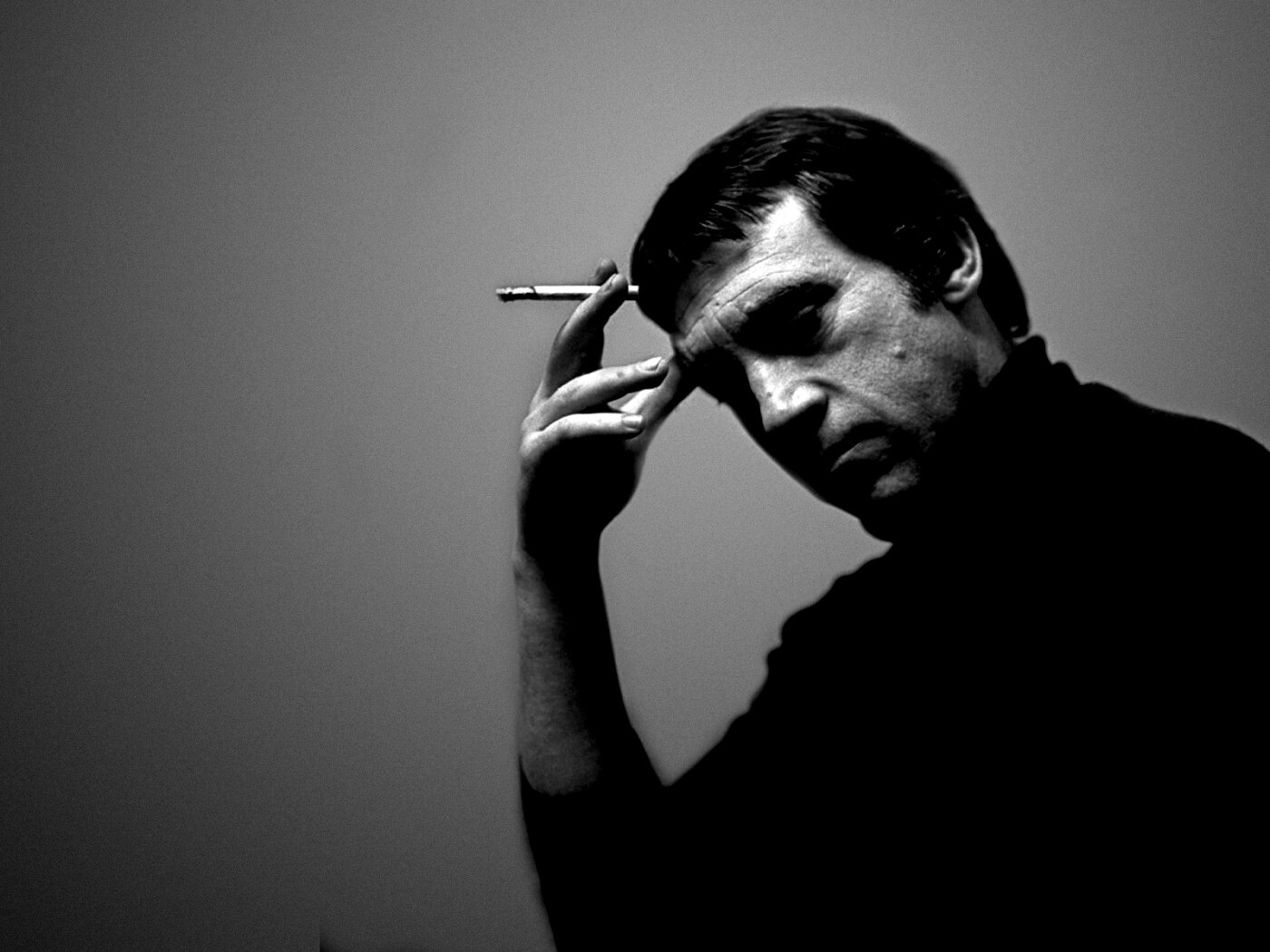 Владимир Высоцкий с сигаретой в руке обои