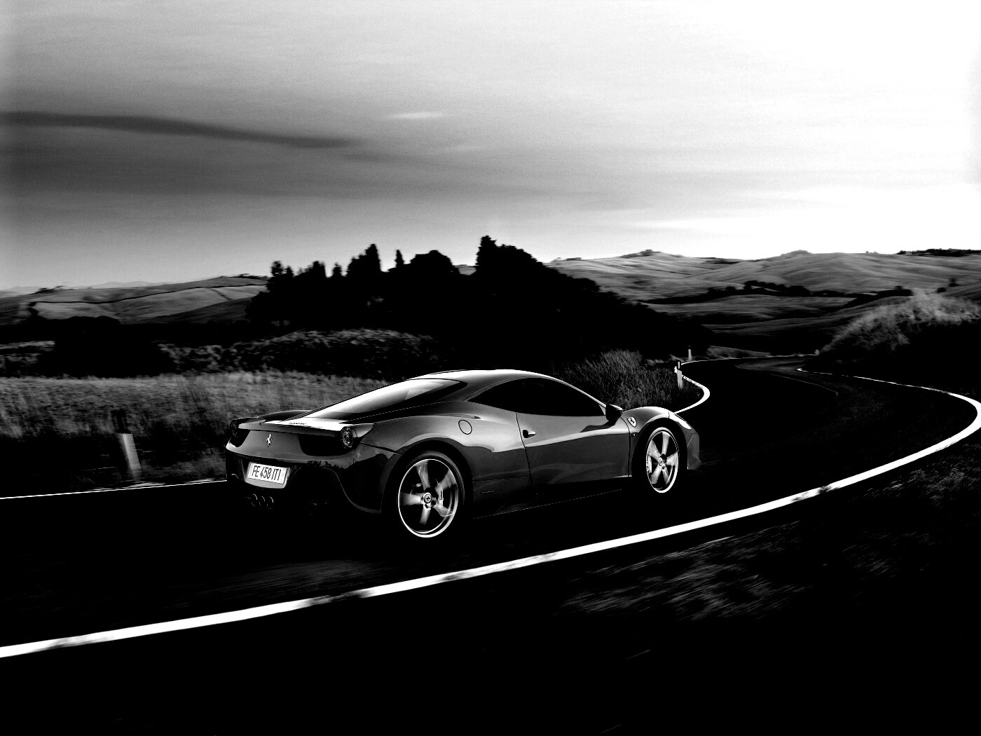 Красная феррари на извилистой дороге обои