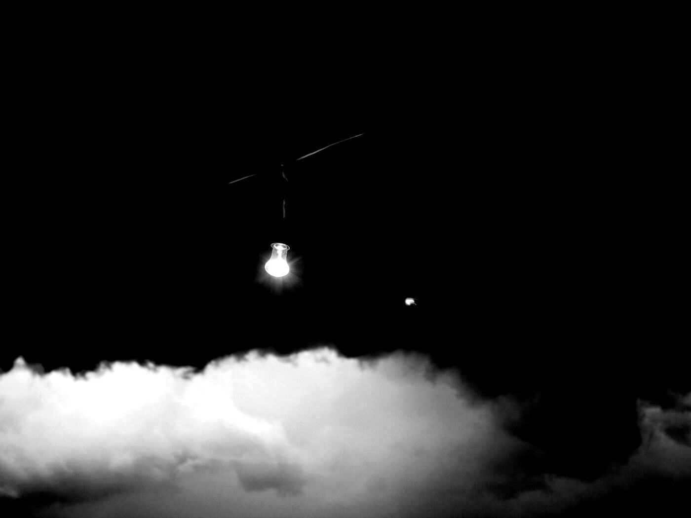 Лампочка на фоне туч обои