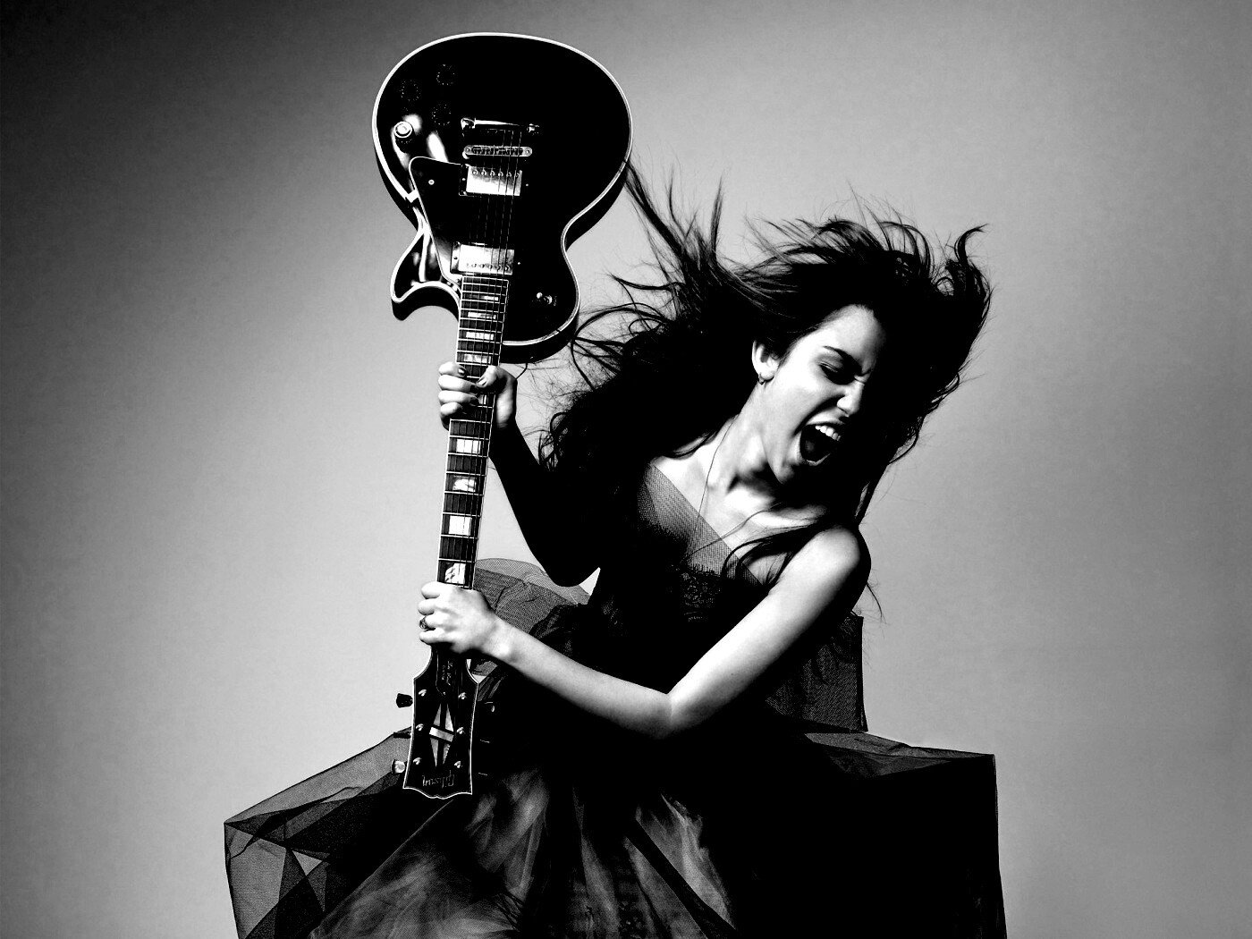 Miley Cyrus разбивает гитару обои