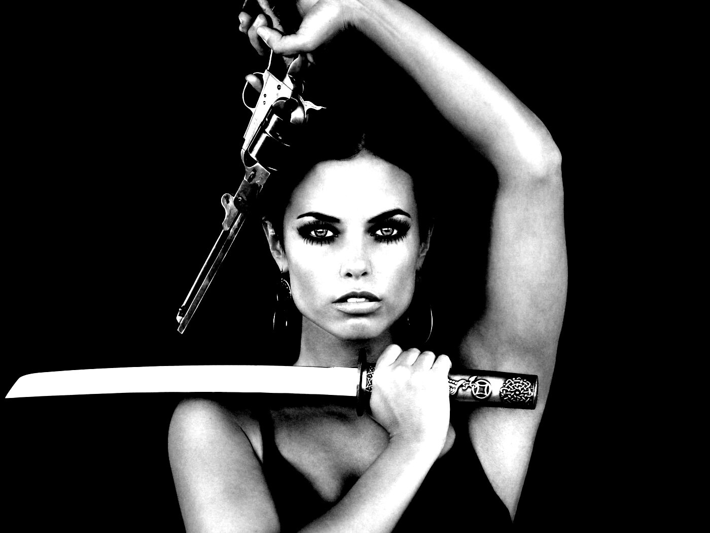 Девушка с мечом и пистолетом обои