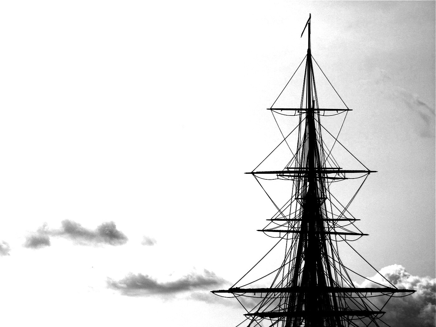 Мачта корабля на фоне неба обои