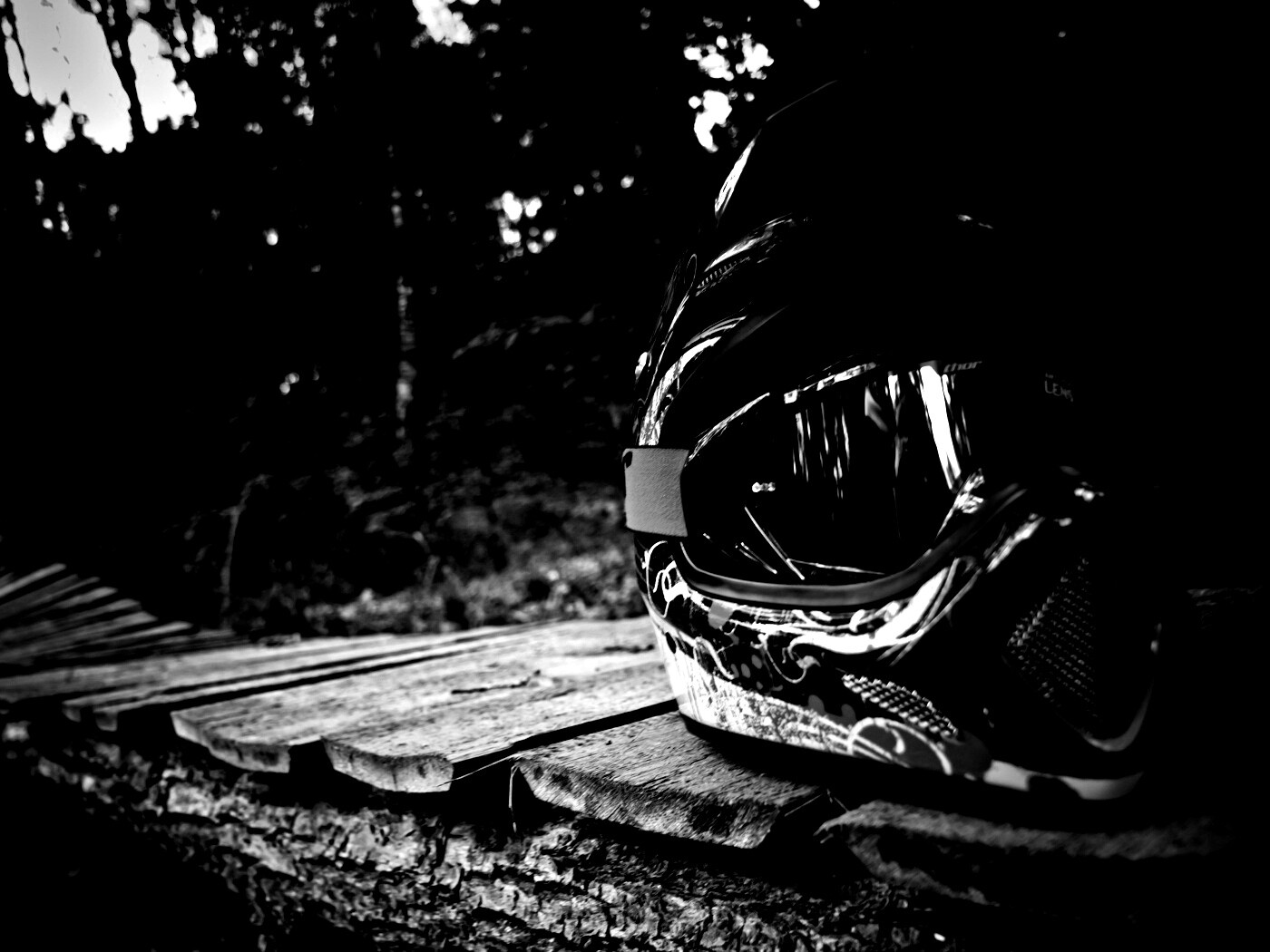 Шлем на лесной велотрассе обои