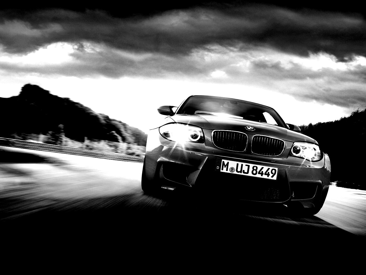 Оранжевый BMW M1 Coupe на треке обои