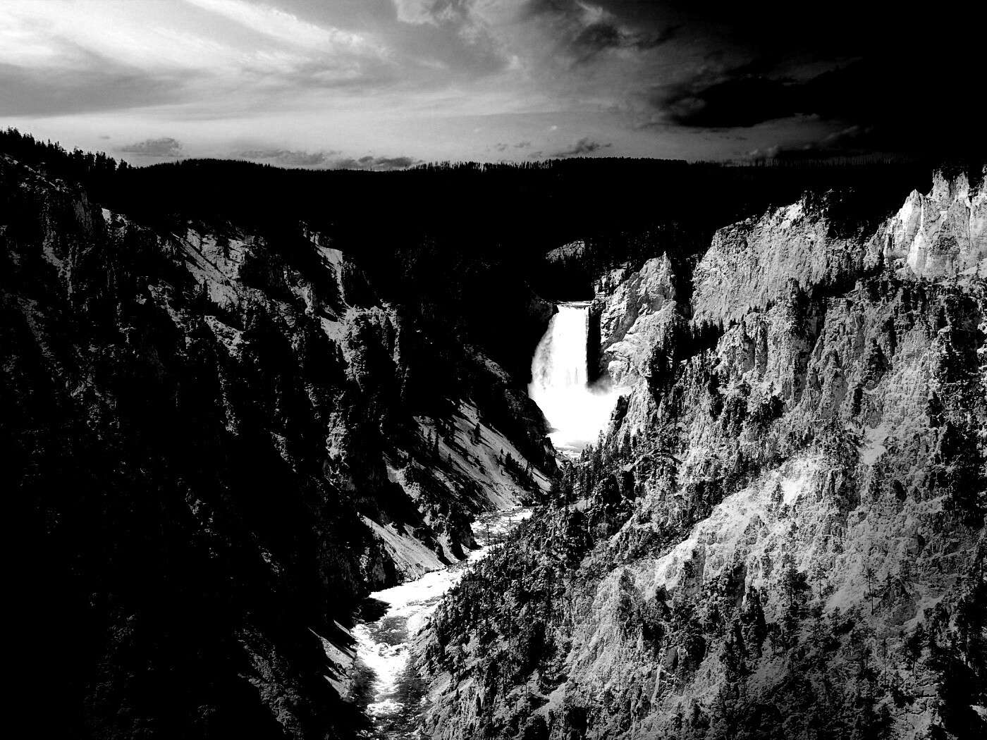 Водопад в скалистой местности обои