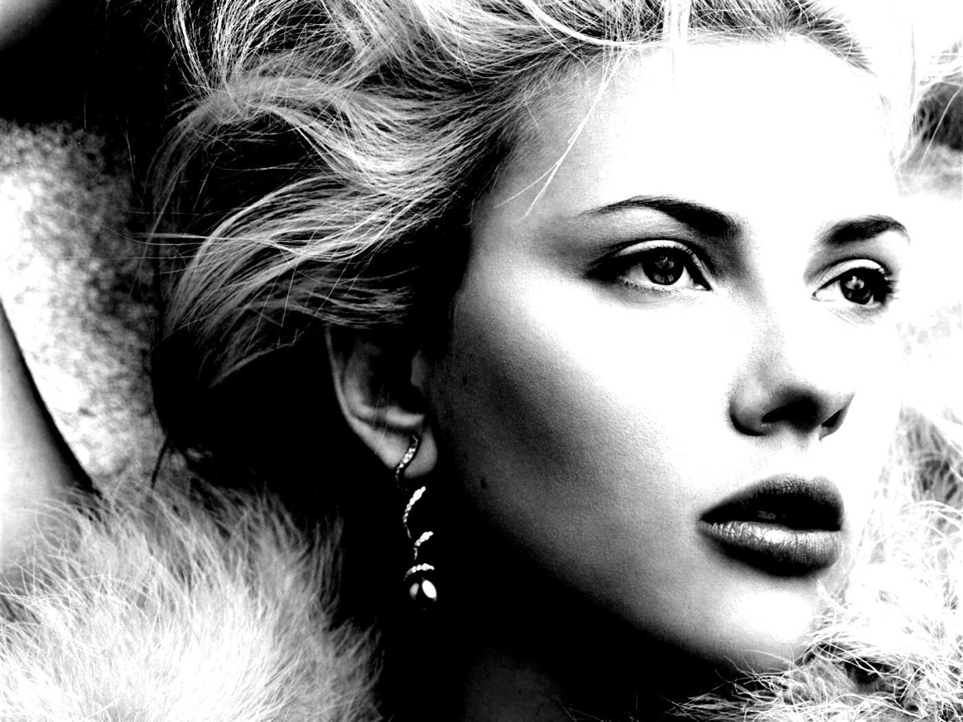 Скарлет Йохансон со змеиными серьгами обои