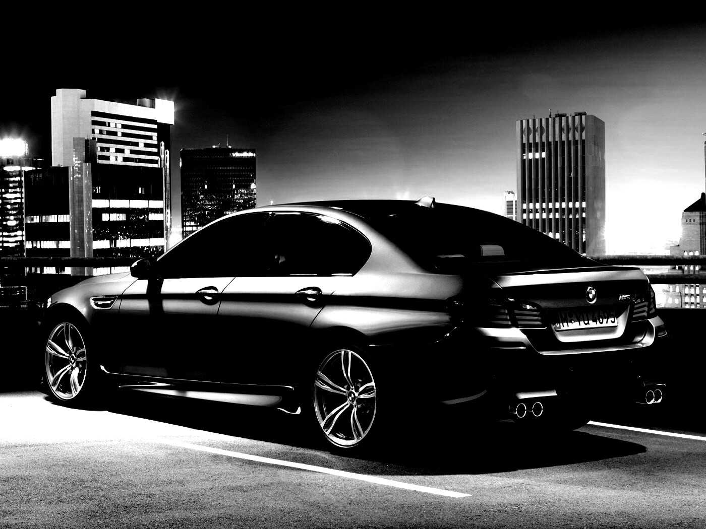 BMW F10 на городской парковке обои