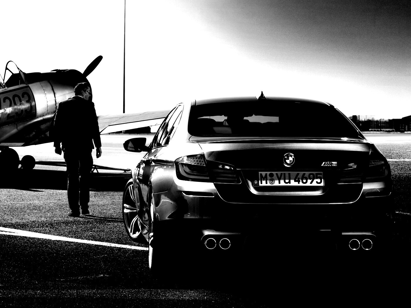 BMW F10 M5 на аэродроме обои