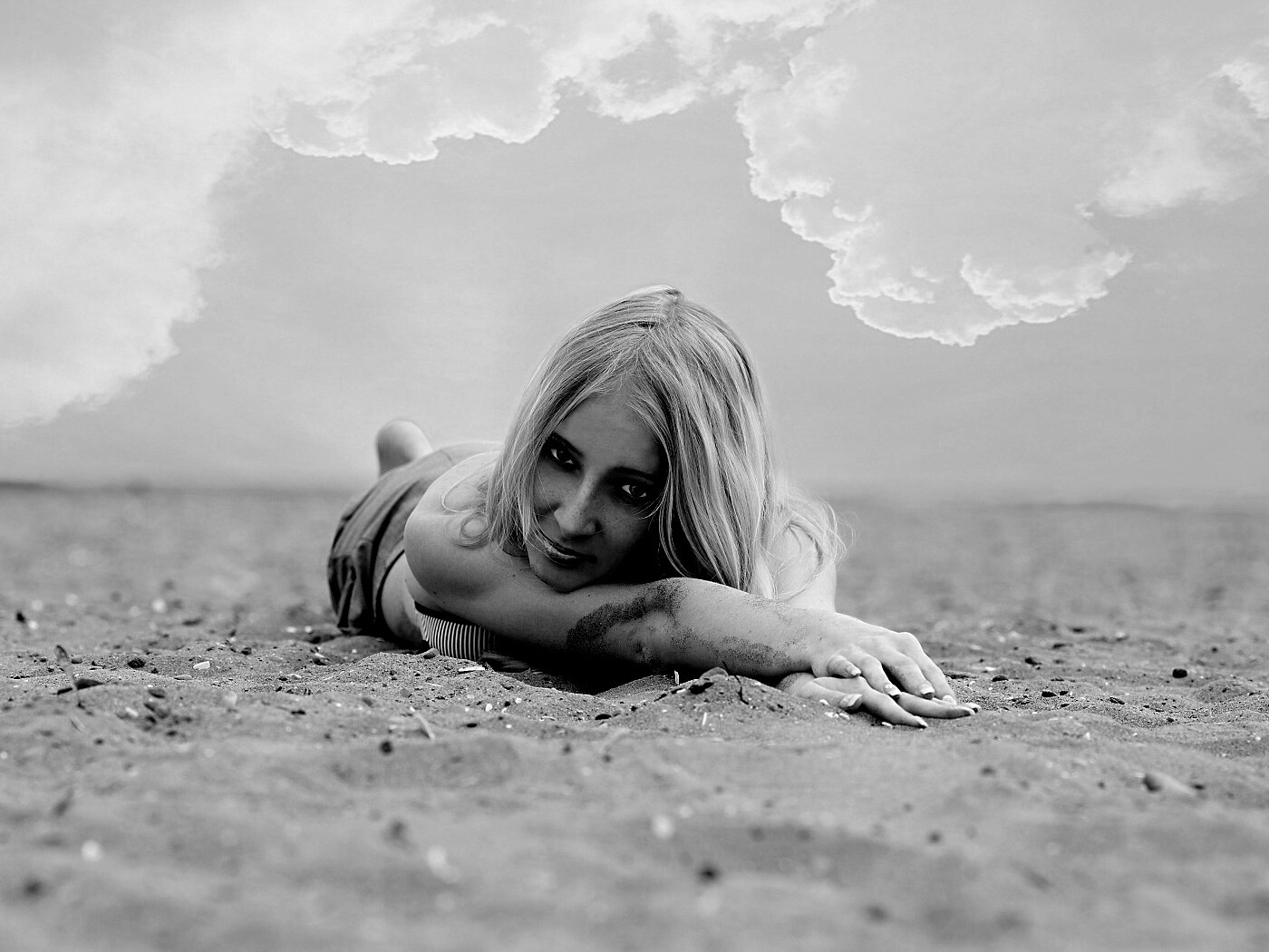 Девушка на песке обои