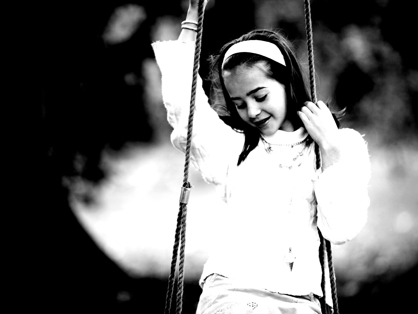 Девочка на качелях обои